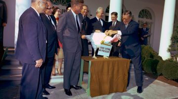 El presidente John F. Kennedy indultó a un pavo el 19 de noviembre de 1963.