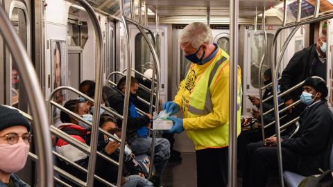 Un ‘ejército’ de voluntarios de la MTA, conocido como ‘Mask Force’, entrega máscaras gratis en vagones, buses y estaciones.