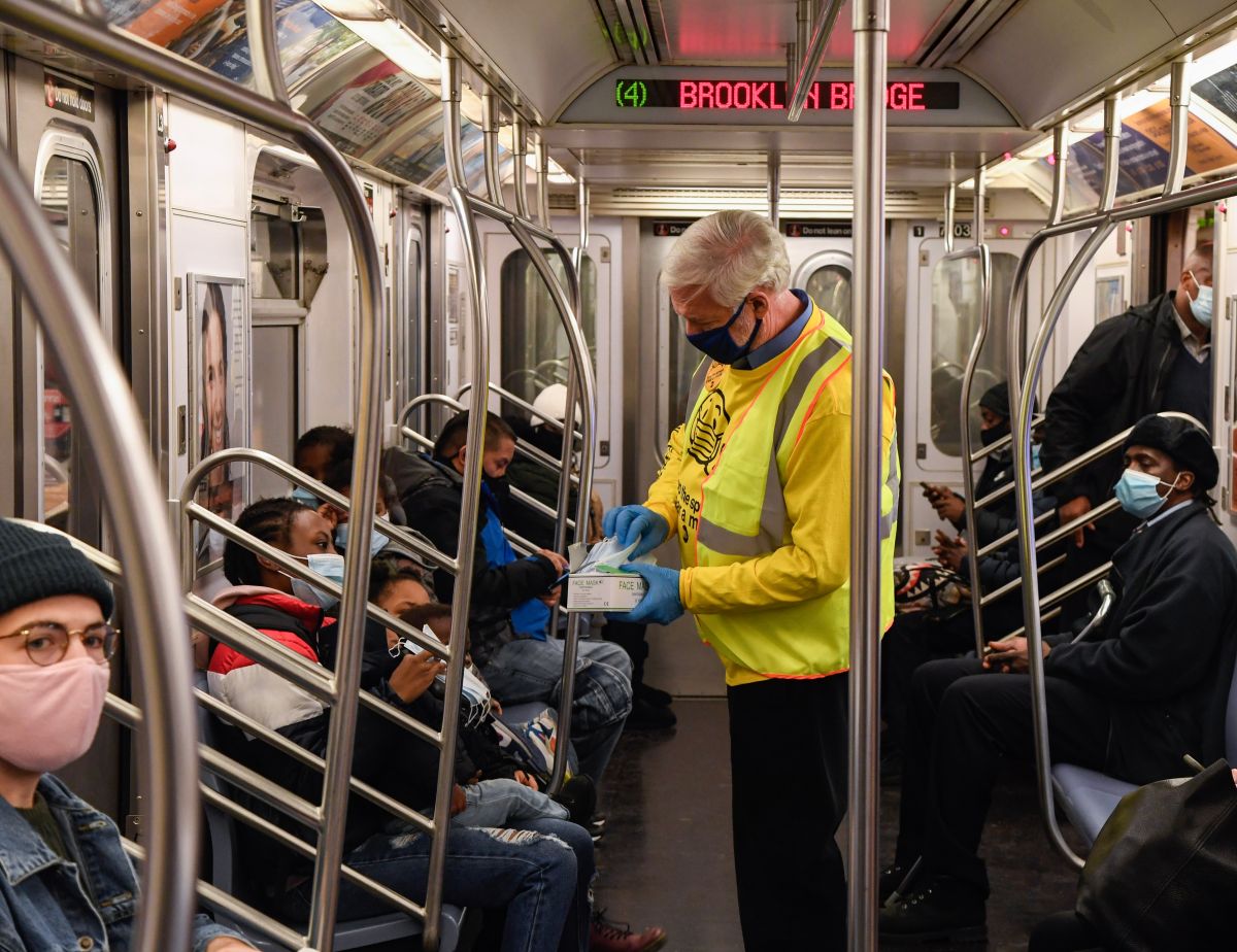 Un ‘ejército’ de voluntarios de la MTA, conocido como ‘Mask Force’, entrega máscaras gratis en vagones, buses y estaciones.