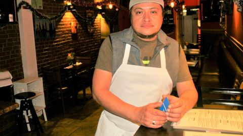 Miguel Hernández, del restaurante Fusion, cree que las nuevas regles golpearán muy fuerte su negocio.