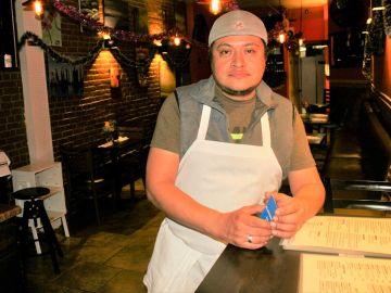 Miguel Hernández, del restaurante Fusion, cree que las nuevas regles golpearán muy fuerte su negocio.