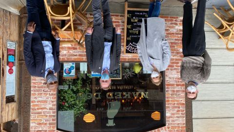 El presidente de la Cámara de Comercio de Brooklyn, Randy Peers, con los dueños de Naked Dog en Greenpoint./Cortesía (Cámara de Comercio de Brooklyn)