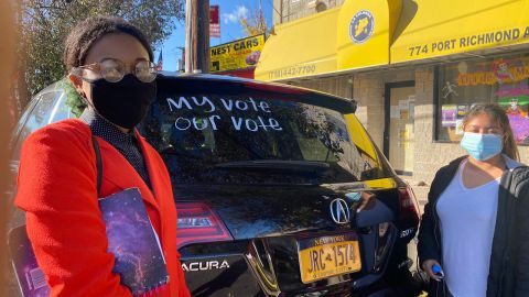 Jóvenes votantes hispanos instan a tomar conciencia sobre los indocumentados.