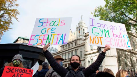 Decenas de padres de familia protestan frente a la alcaldíade Nueva York.