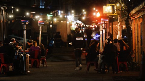 Los restaurantes se han tenido que adecuar para poder dar servicio al aire libre, como el colocar calentadores portátiles.