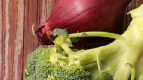 Proteínas, vegetales y granos son parte de un plato equilibrado.