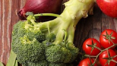 Proteínas, vegetales y granos son parte de un plato equilibrado.