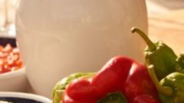 Una dieta variada con frutas, vegetales y proteínas aporta muchos nutrientes.