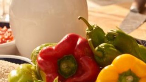 Una dieta variada con frutas, vegetales y proteínas aporta muchos nutrientes.