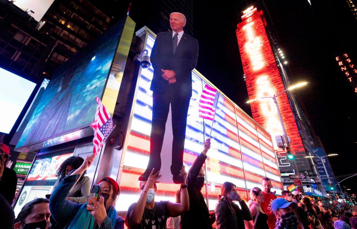 Neoyorquinos celebran la victoria de Joe Biden desde Times Square.