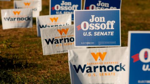 Carteles de las campañas de Ossoff y Warnock en Georgia.