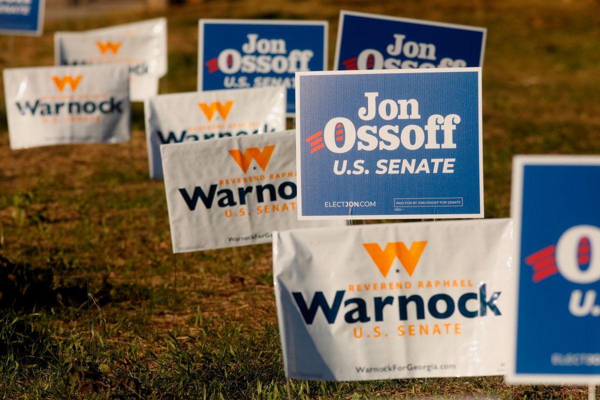 Carteles de las campañas de Ossoff y Warnock en Georgia.