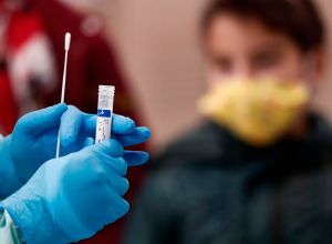 Por qué Estados Unidos subestima las reinfecciones de coronavirus
