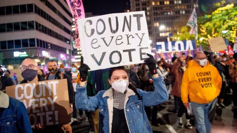 Manifestantes en Philadelphia piden un conteo total.