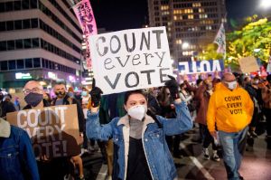 Manifestantes en Philadelphia piden que se cuenten todos los votos