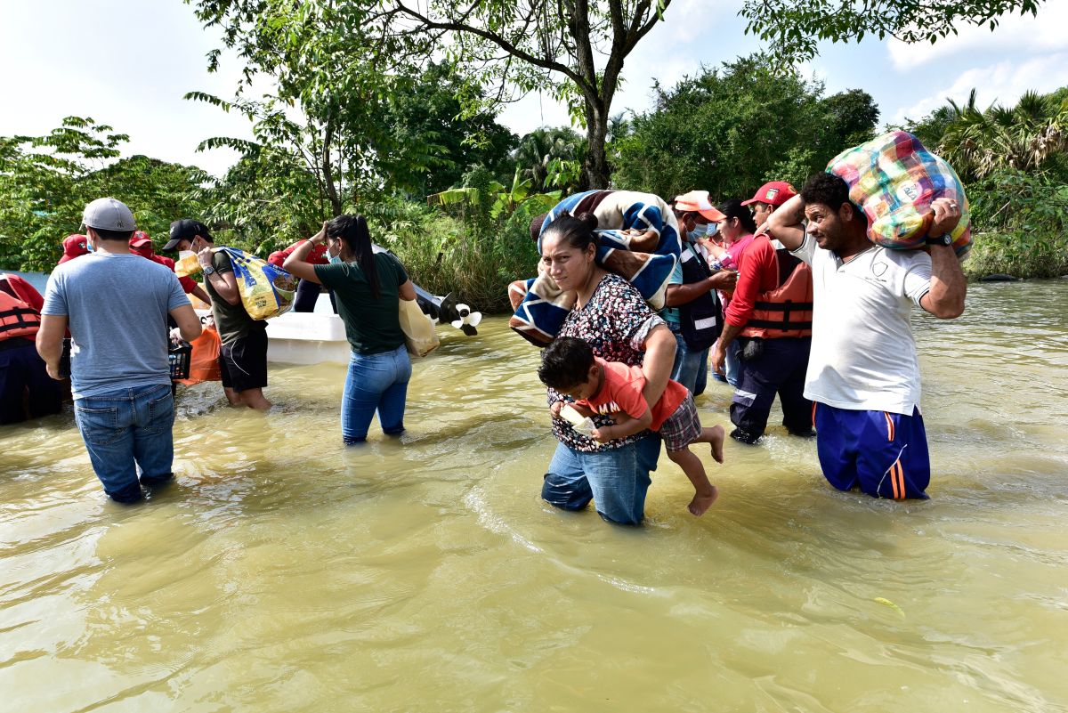 Habitantes evacuan una zona inundada por las intensas lluvias este lunes en Macuspana, México.  