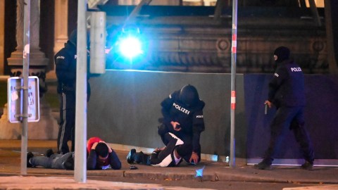 La Policía requisa a dos hombres en Viena.