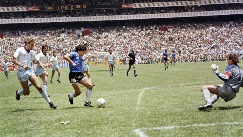 El momento exacto del gol del siglo: Diego Maradona volvió locos a los ingleses.