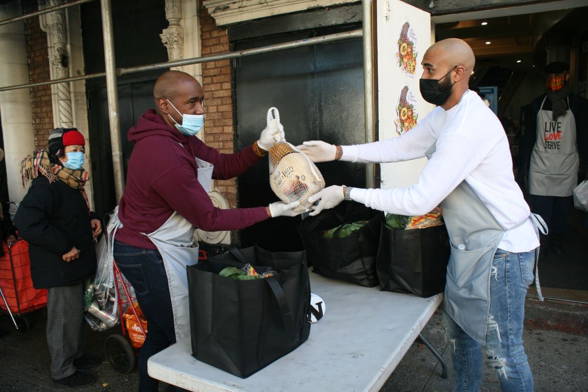 Como es tradición en Harlem diferentes coaliciones han donado miles de pavos congelados a familias vulnerables. 