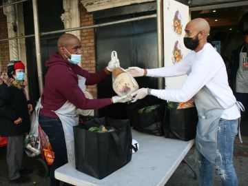 Como es tradición en Harlem diferentes coaliciones han donado miles de pavos congelados a familias vulnerables.