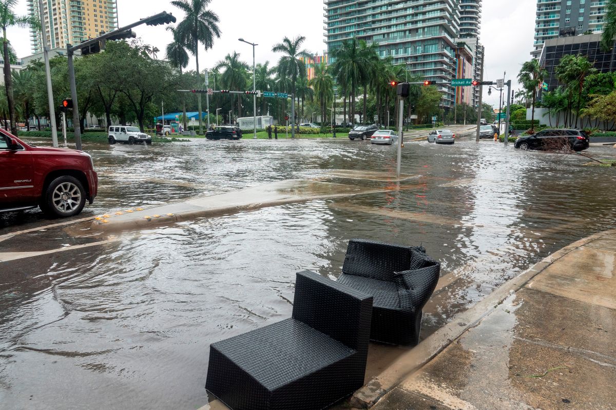 Calles inundadas en Downtown Miami, en Florida, este lunes tras el paso de Eta.