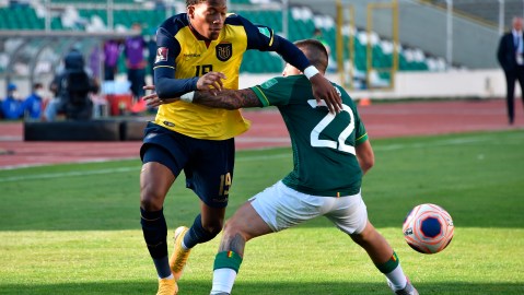 "Gonzalito" Plata disputando un balón con Henry Vaca, de Bolivia.