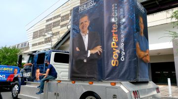 Camión de campaña electoral del candidato a la gobernación del PNP, Pedro Pierluisi, en una calle de San Juan.