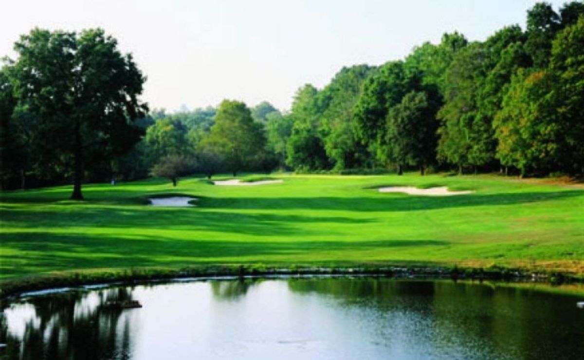 Anciano hallado muerto flotando en lago de campo de golf en Nueva York