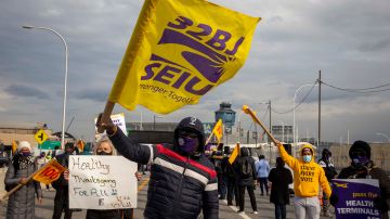 Los empleados de los aeropuertos protestan por que no cuentan con cobertura de salud.