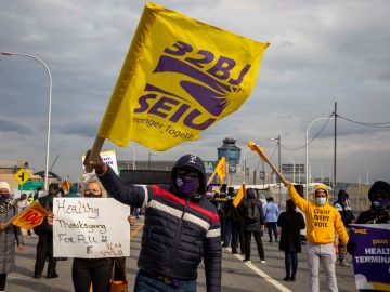 Los empleados de los aeropuertos protestan por que no cuentan con cobertura de salud.
