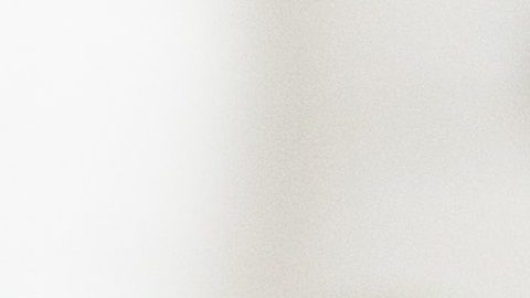 Un hombre consigue empleo al poner su currículum en la parte trasera de un camión