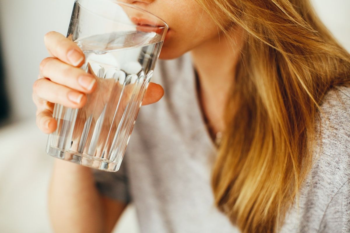 Beber de dos a tres litros de agua, es clave para un buen proceso digestivo y una correcta eliminación de desechos.