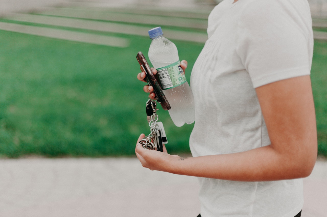 Limpia una vez a la semana tu botella de agua por dentro - Cadena Dial