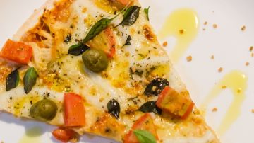 El queso de anacardos funciona lo mismo para una pasta que para cubrir una pizza.