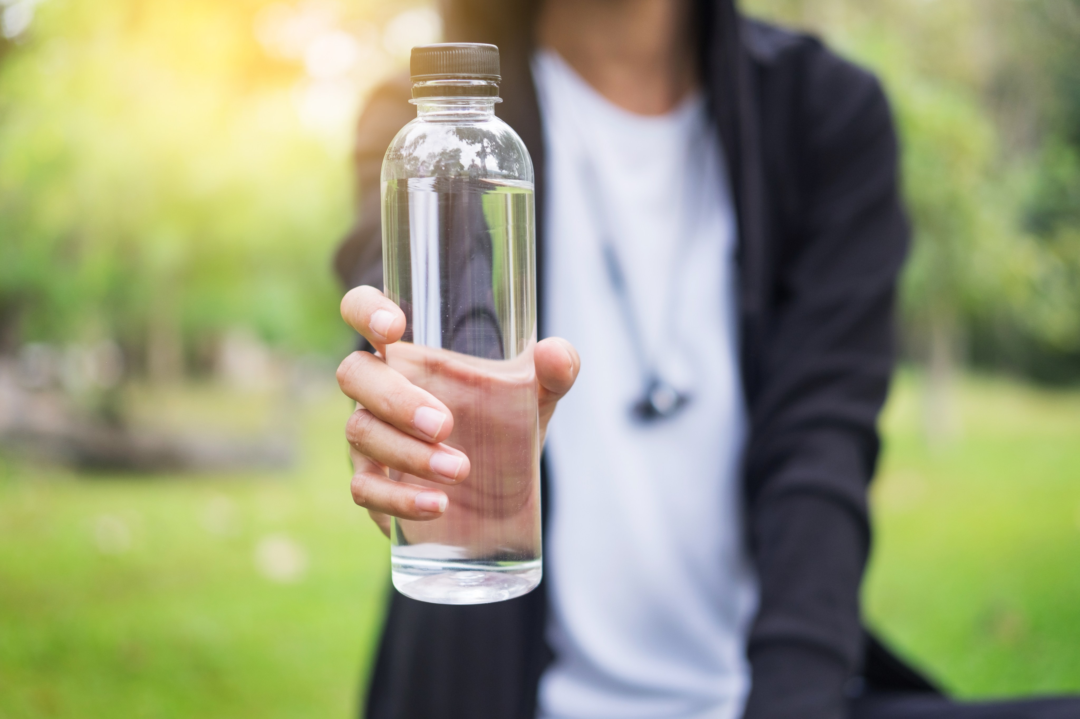 Limpia una vez a la semana tu botella de agua por dentro - Cadena Dial