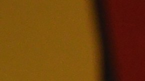 La novia no quiere que en sus fotos aparezca el niño con su disfraz.