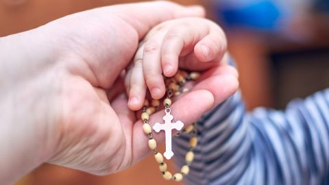 El pequeño habría jugado con el objeto sin que sus padres lo vieran.