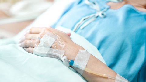 La mujer usó el dinero para darse una vida de lujos y riquezas.
