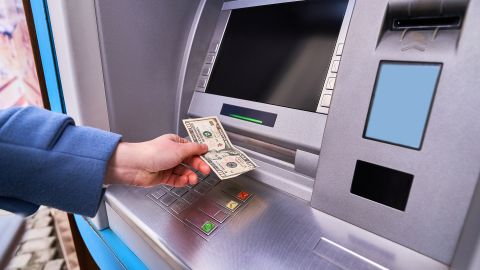 Le habría pedido que saliera y al no hacerlo, le disparó.