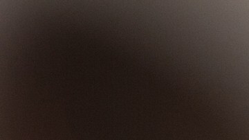 La novia parece desaprobar el regalo realizado por su madre.