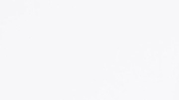 Suele mostrar qué grande es su boca con bocadillos.