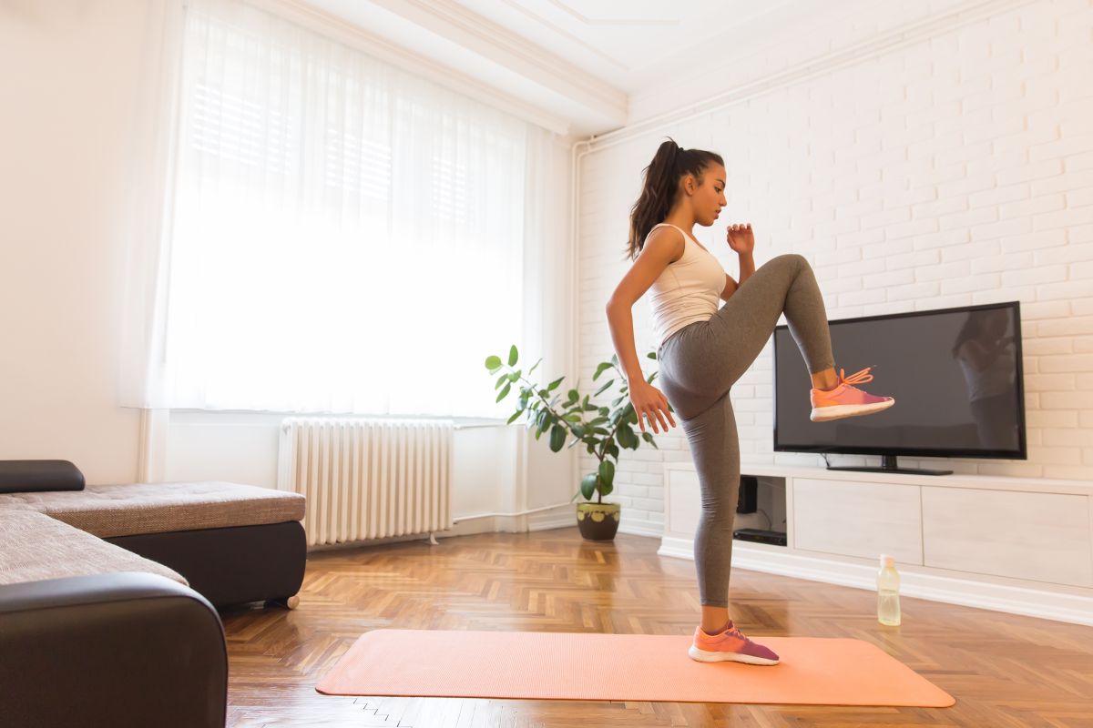 Puedes realizar estos ejercicios en casa para mantenerte en forma a pesar del encierro.