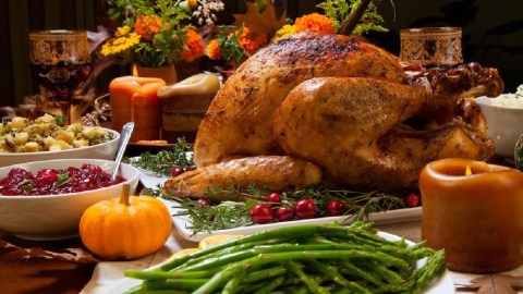 El pavo, la salsa de arándanos, el pan de maíz, el pie de calabaza y nuez, son solo algunos de los platillos con más historia que llenan de colores y sabores la mesa de Acción de Gracias.