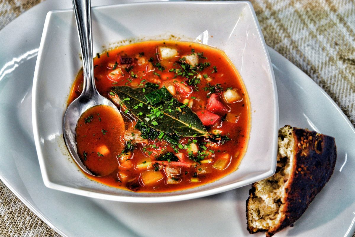 How to lose weight naturally with this delicious vegetable soup, low in calories, filling and very nutritious