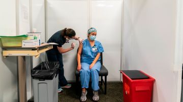 Una enfermera de la Universidad de Washington recibe la dosis de la vacuna de Pfizer.