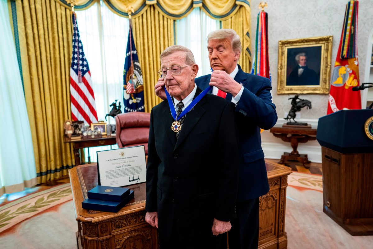 Donald Trump entregando la Medalla de la Libertad al excoach de fútbol americano Lou Holtz el 3 de diciembre.