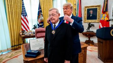 Donald Trump entregando la Medalla de la Libertad al excoach de fútbol americano Lou Holtz el 3 de diciembre.