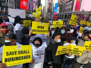 Con masiva protesta en Times Square exigen al gobernador Cuomo reabrir el servicio interior en restaurantes en NYC