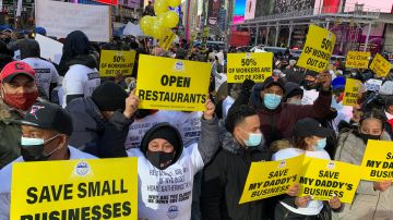 Con masiva protesta en Times Square exigen a Cuomo reabrir el servicio interior en restaurantes