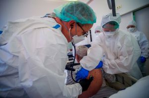 Paciente hispano de coronavirus mató a anciano con el que compartía sala en hospital de Los Ángeles